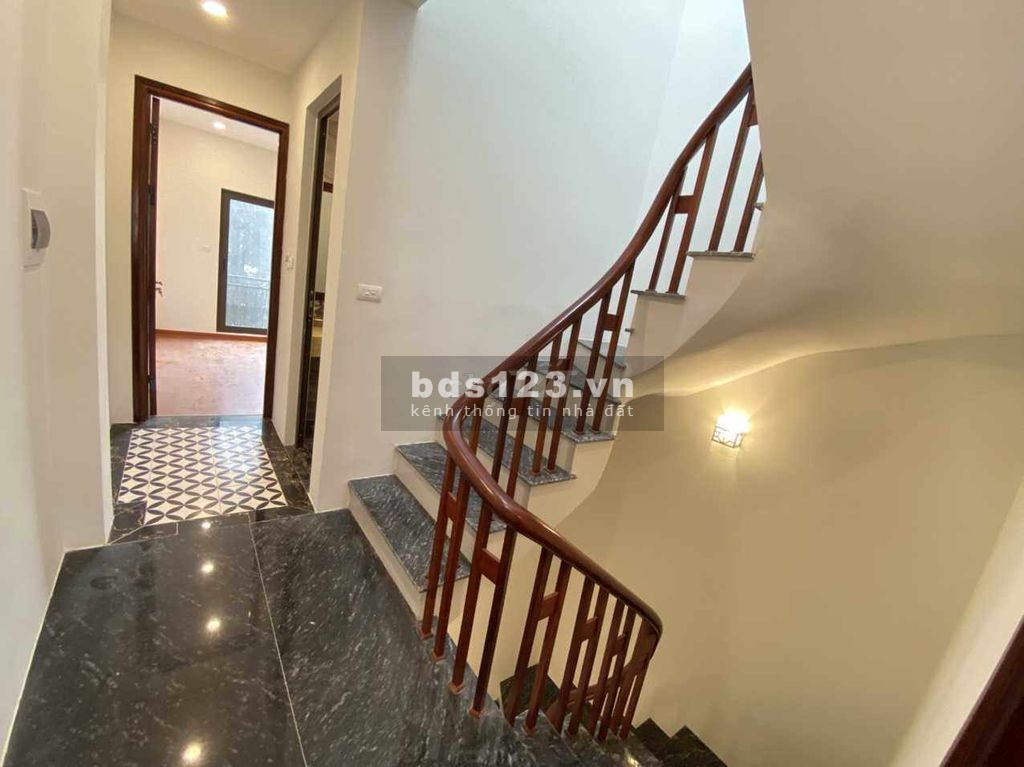Bán nhà Thạch Bàn Cổ Linh 45M 4 tầng có sân rộng giá 4,69 tỷ
