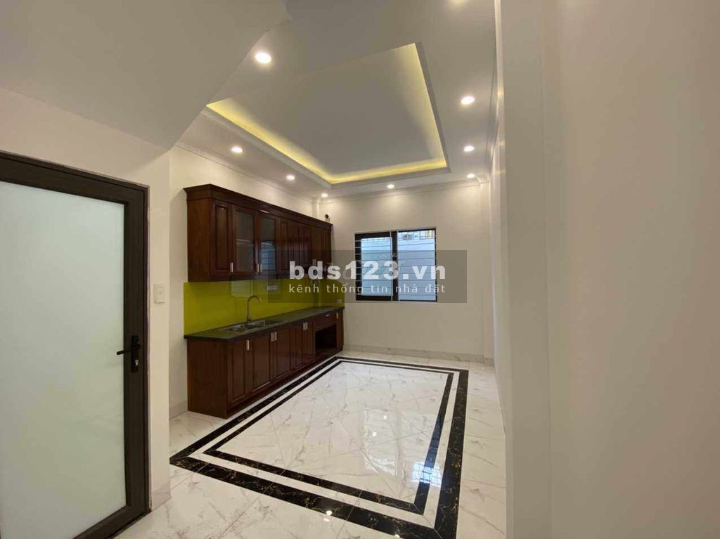Bán nhà Thạch Bàn Cổ Linh 45M 4 tầng có sân rộng giá 4,69 tỷ