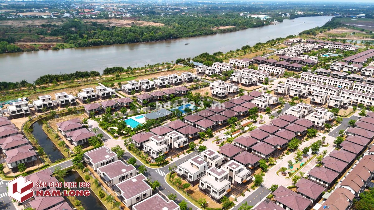 Biệt thự kênh đào đối diện club house công viên