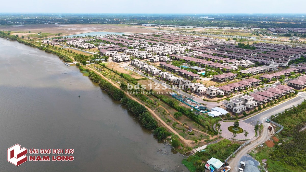 Biệt thự kênh đào đối diện club house công viên