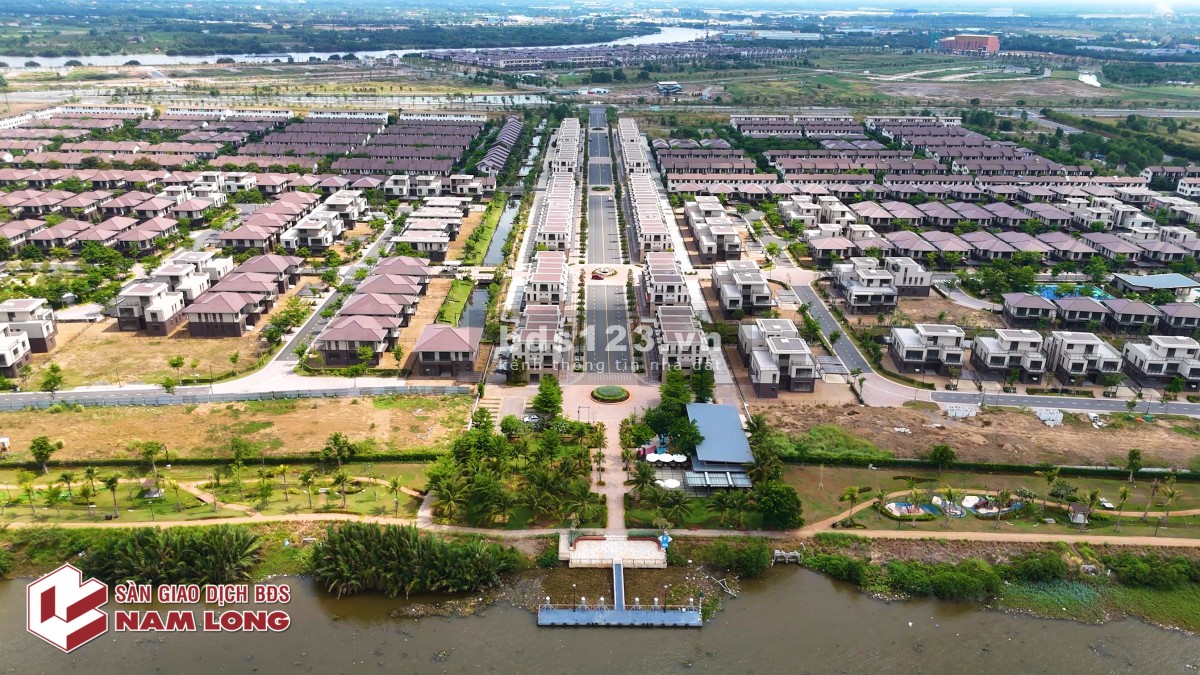 Biệt thự kênh đào đối diện club house công viên