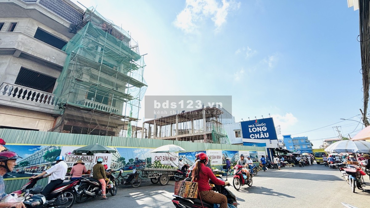 Bán nhà phố mặt tiền đường Ngô Quyền, trục chính chợ Bình Minh