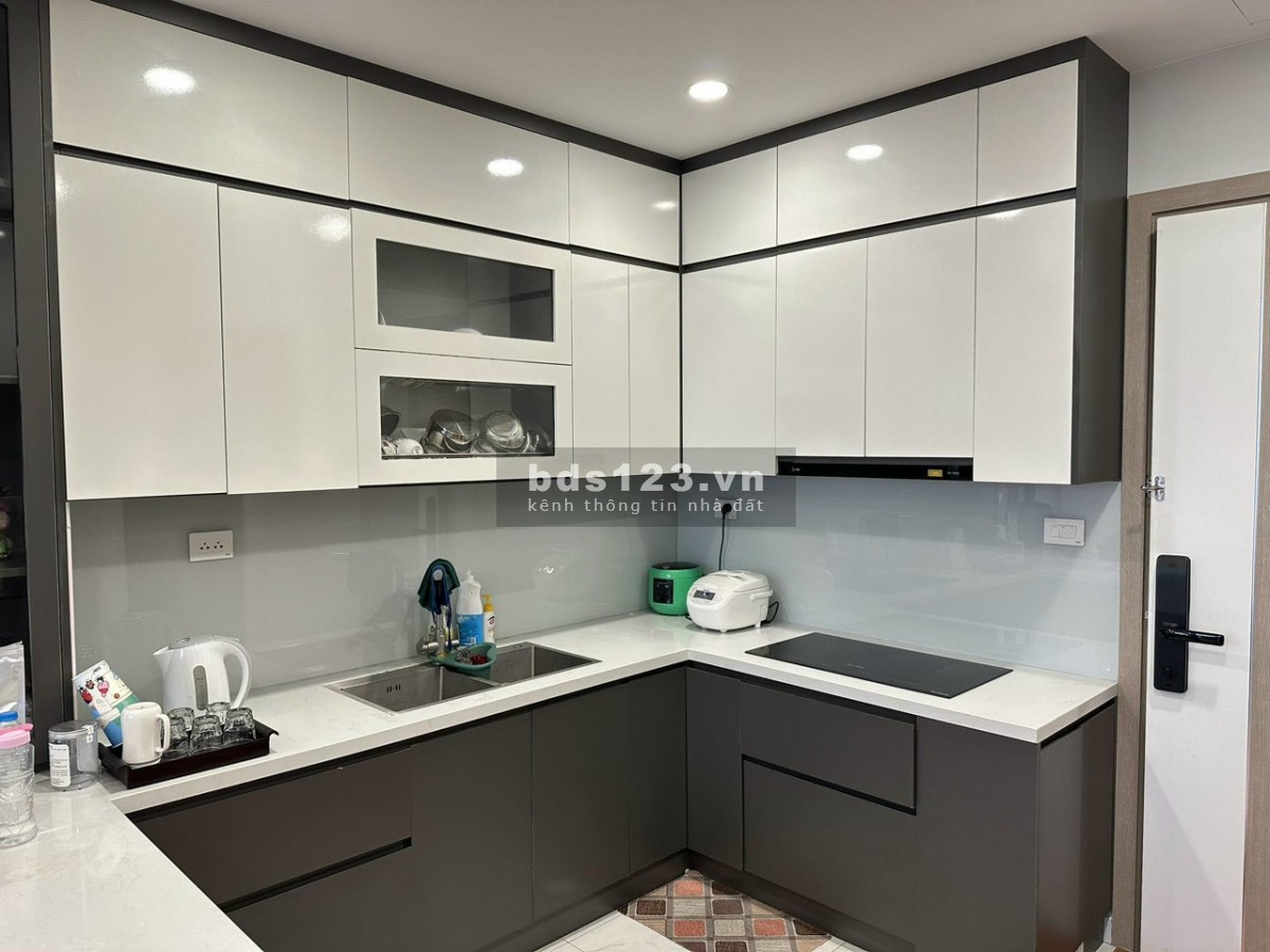 Cho thuê căn hộ 1PN+1 full nội thất đẹp, View bể bơi thoáng đãng giá 8tr rẻ nhất Vinhomes Smart City