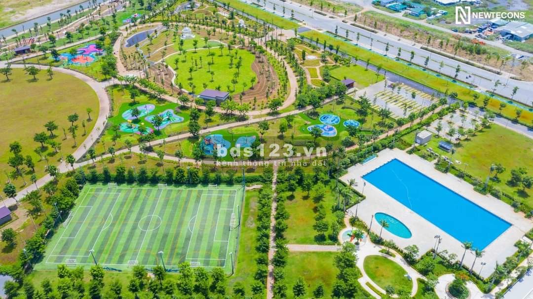Biệt thự kênh đào đối diện club house công viên