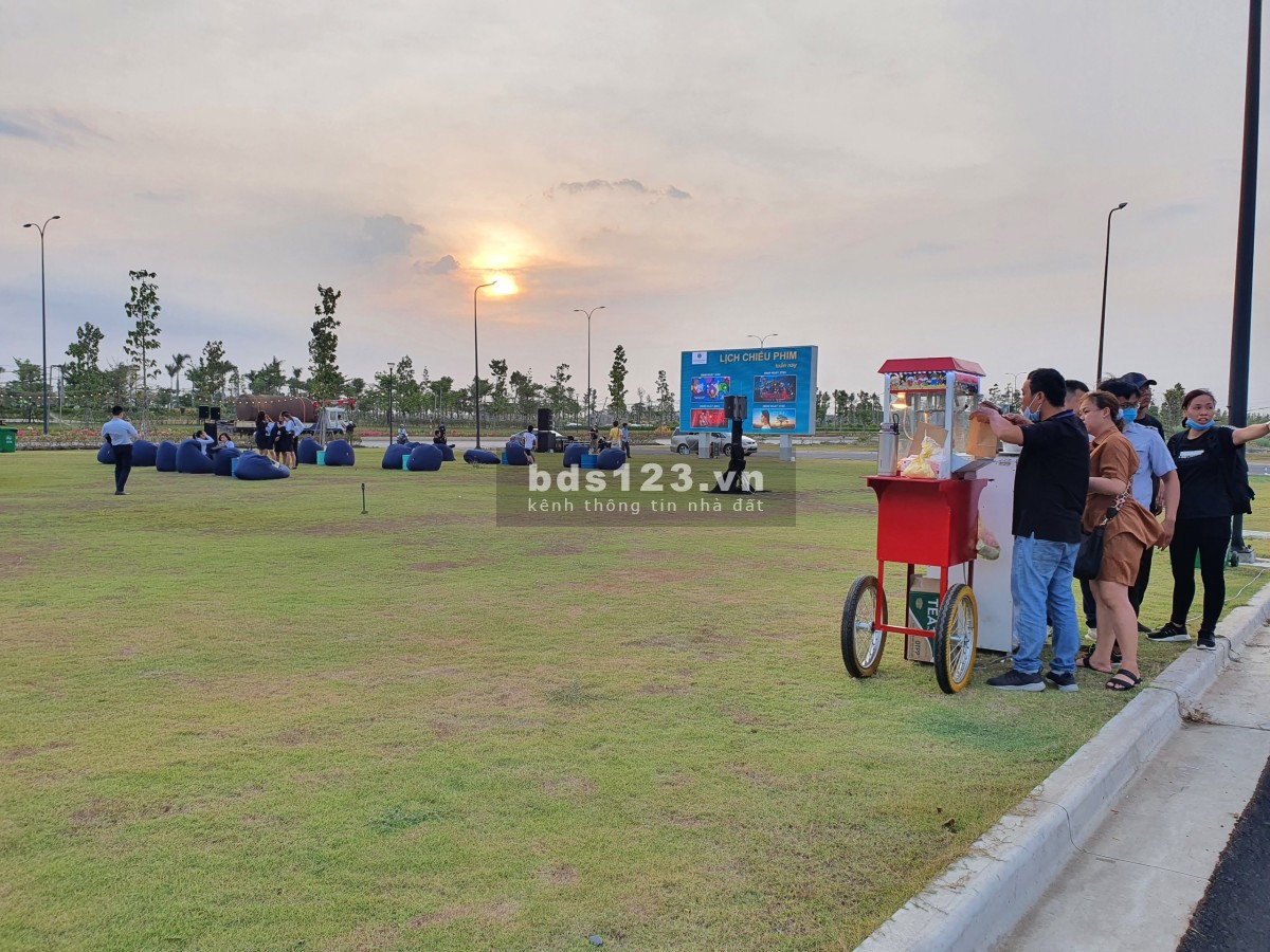 Biệt thự kênh đào đối diện club house công viên
