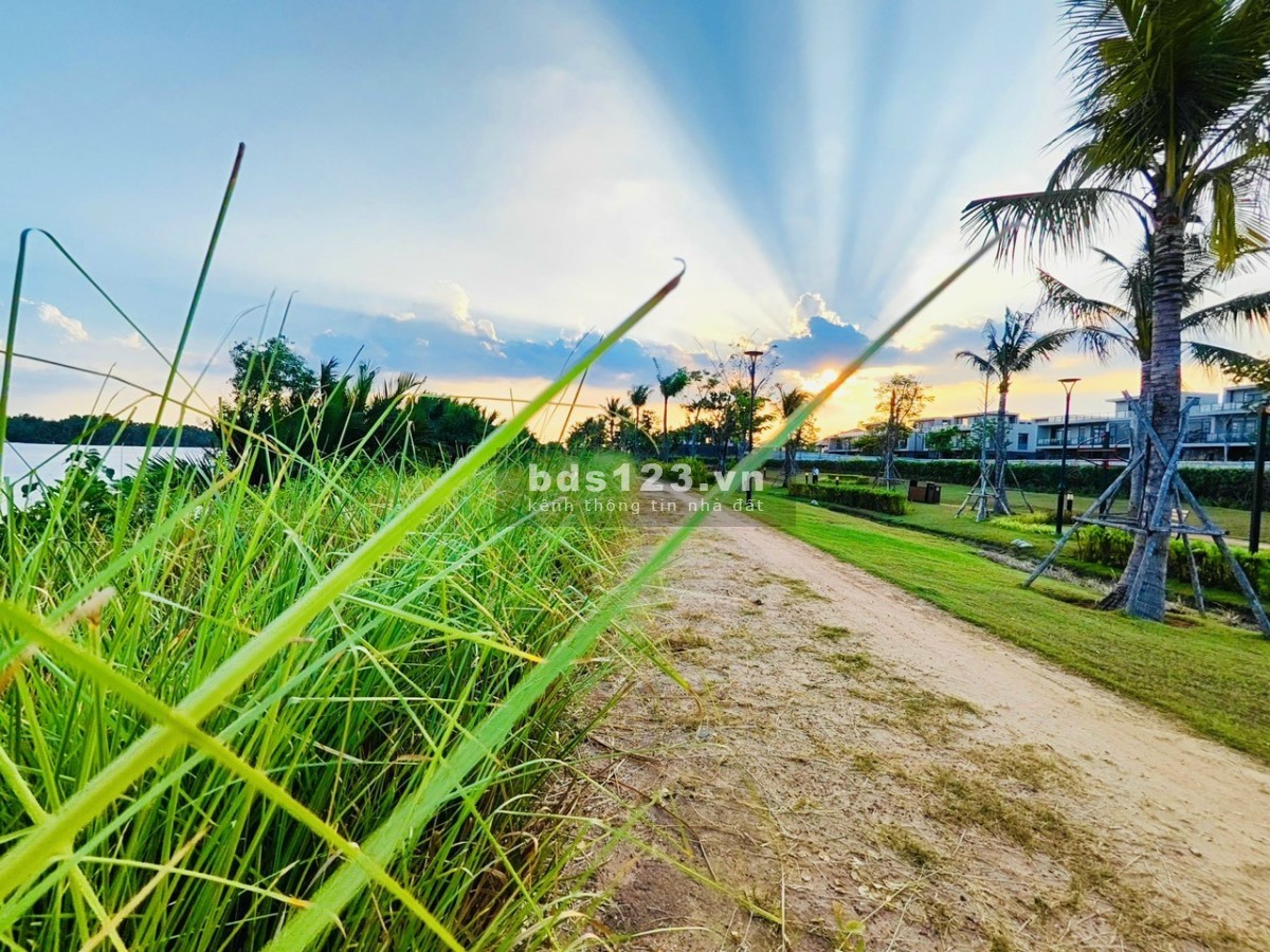 Biệt thự kênh đào đối diện club house công viên