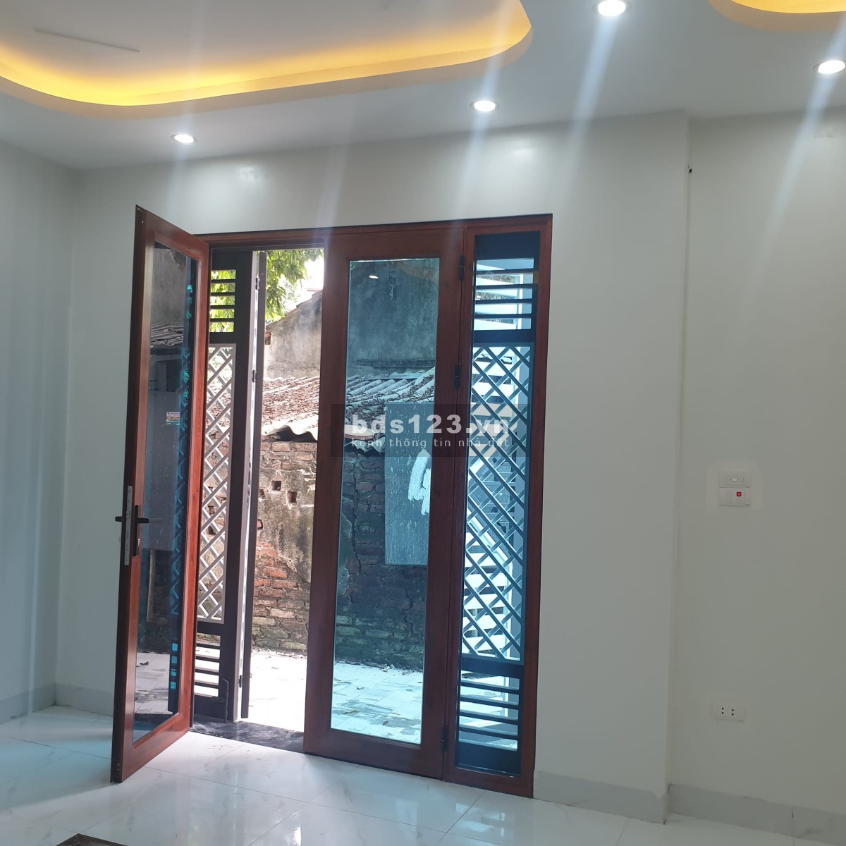 2 tỷ 220 khẩu Hà Nội.- Diện tích: 43m2 - MT: 6m - Dài 7m - Liên hệ 24/24: 0963-834-581
