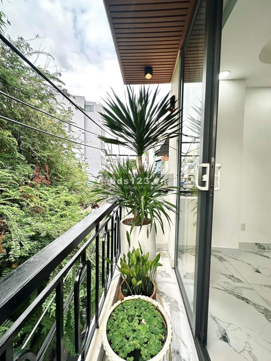 Bán nhà mặt tiền đường Cầm Bá Thước, khu vực VIP, hiếm nhà bán, diện tích 40m2, giá 10.8 tỷ.