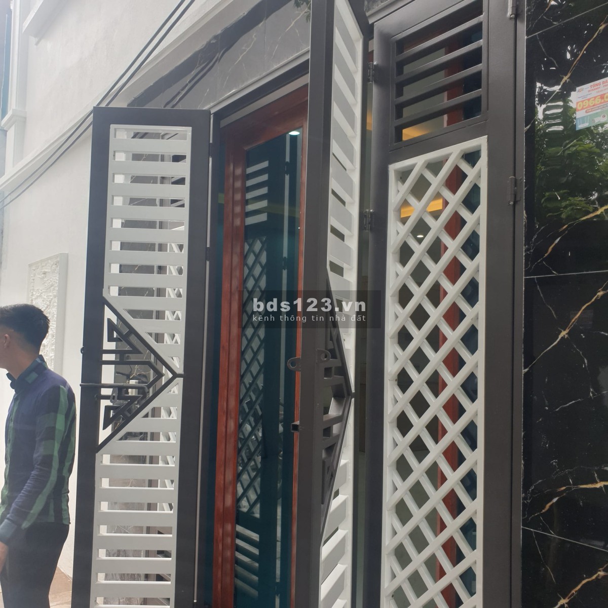 2 tỷ 220 khẩu Hà Nội.- Diện tích: 43m2 - MT: 6m - Dài 7m - Liên hệ 24/24: 0963-834-581