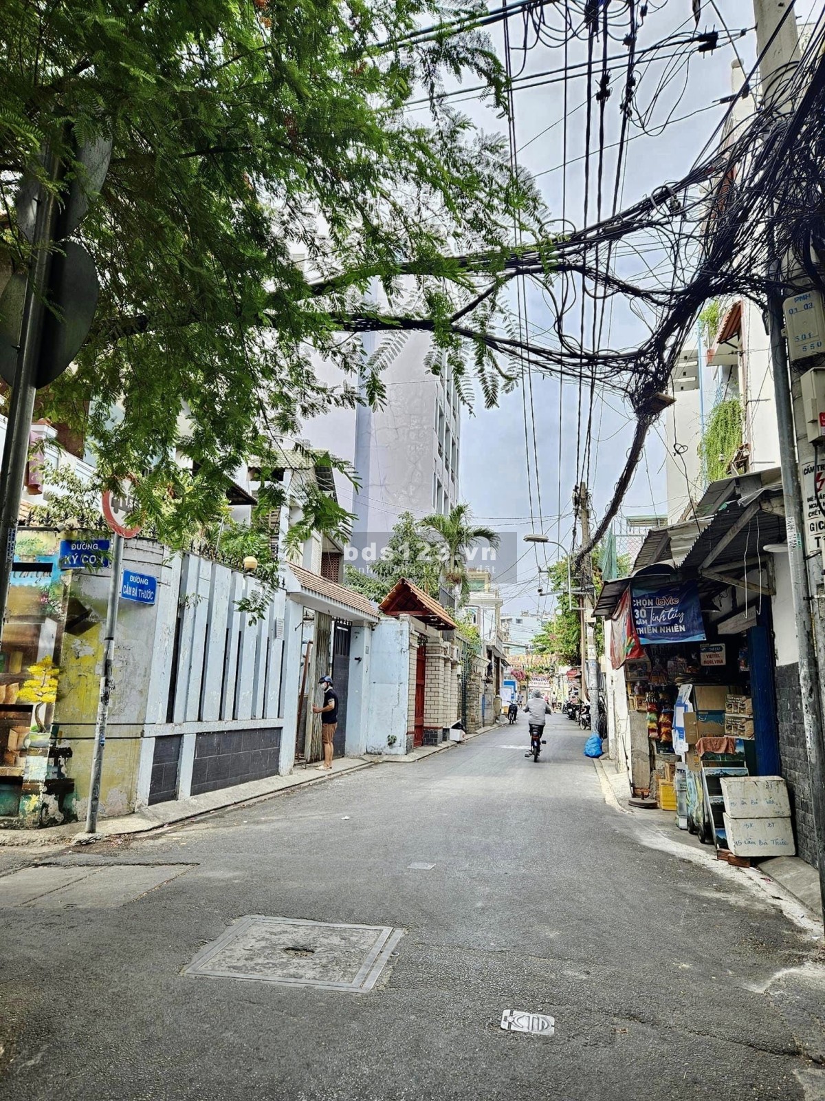 Bán nhà mặt tiền đường Cầm Bá Thước, khu vực VIP, hiếm nhà bán, diện tích 40m2, giá 10.8 tỷ.