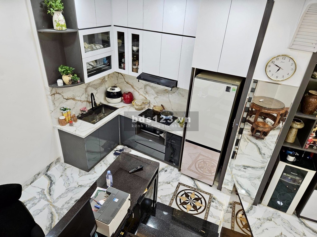 Bán nhà mặt tiền đường Cầm Bá Thước, khu vực VIP, hiếm nhà bán, diện tích 40m2, giá 10.8 tỷ.