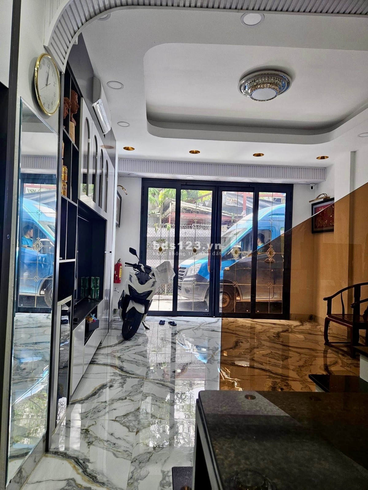 Bán nhà mặt tiền đường Cầm Bá Thước, khu vực VIP, hiếm nhà bán, diện tích 40m2, giá 10.8 tỷ.