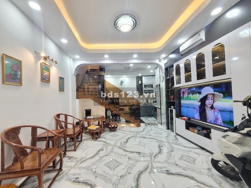 Bán nhà mặt tiền đường Cầm Bá Thước, khu vực VIP, hiếm nhà bán, diện tích 40m2, giá 10.8 tỷ.