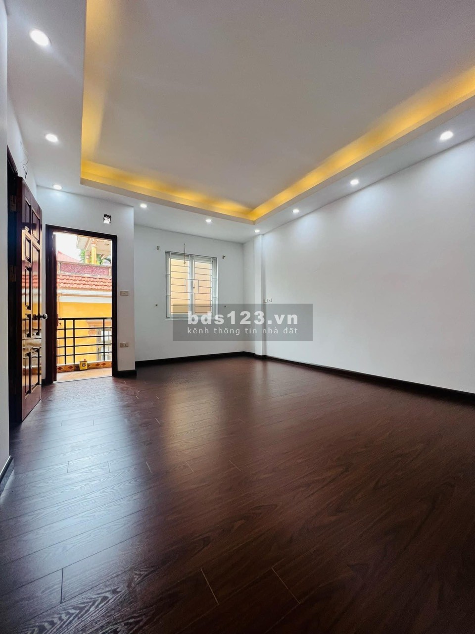 Bán nhà Hoàng Quốc Việt - Ngõ thông - Ô tô - Nhích 5 tỷ