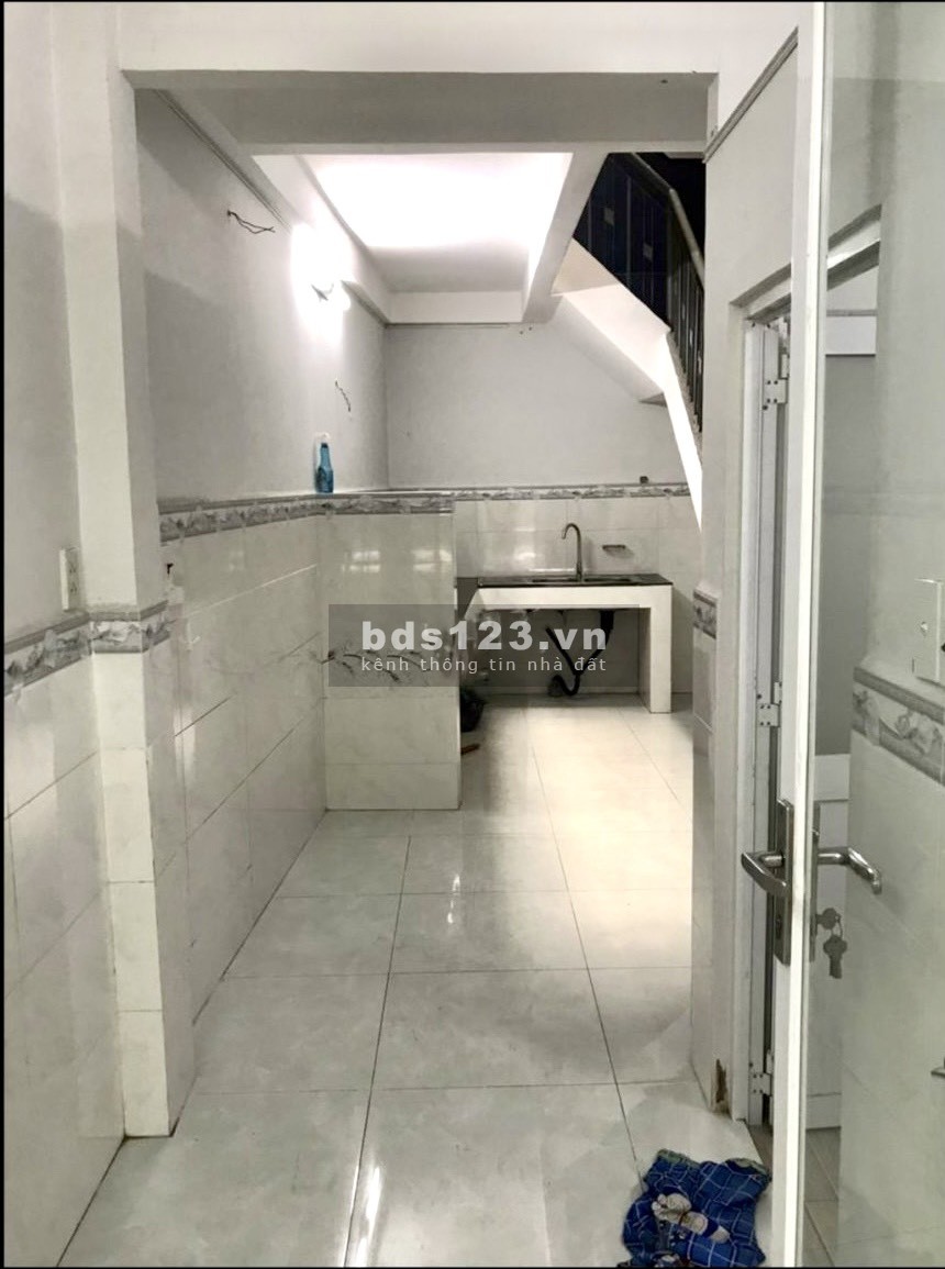 Bán nhà 2 lầu hẻm xe hơi Hoàng Diệu P8 Q4 nhà trống giao ngay