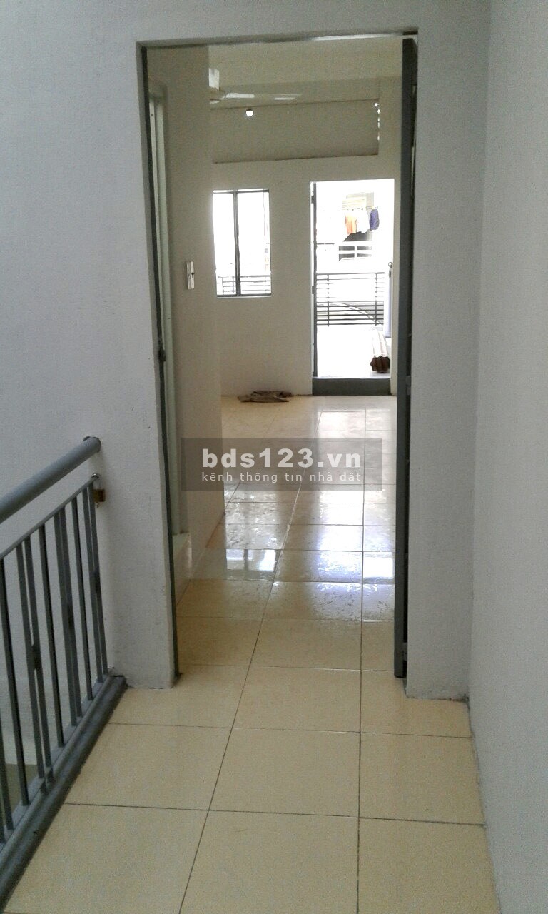 Bán nhà 2 lầu hẻm xe hơi Hoàng Diệu P8 Q4 nhà trống giao ngay