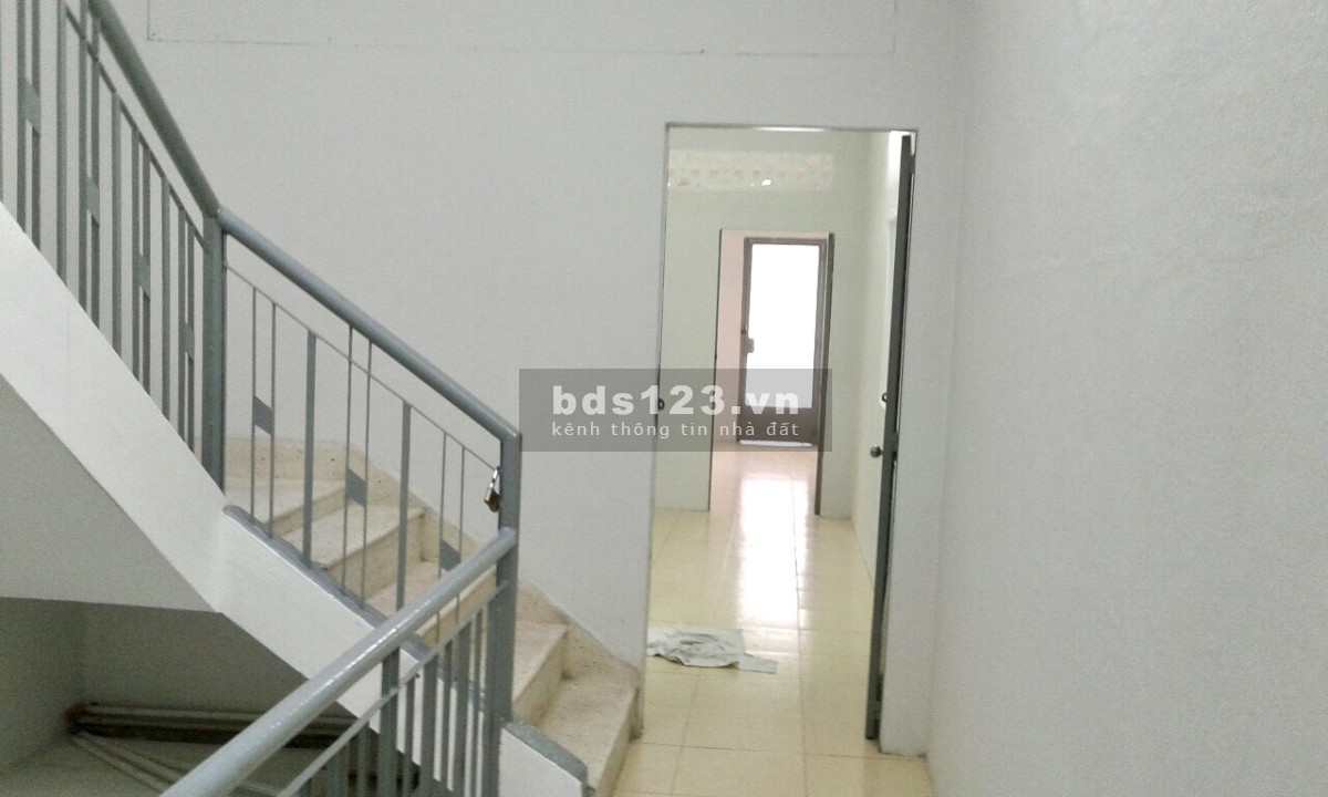 Bán nhà 2 lầu hẻm xe hơi Hoàng Diệu P8 Q4 nhà trống giao ngay