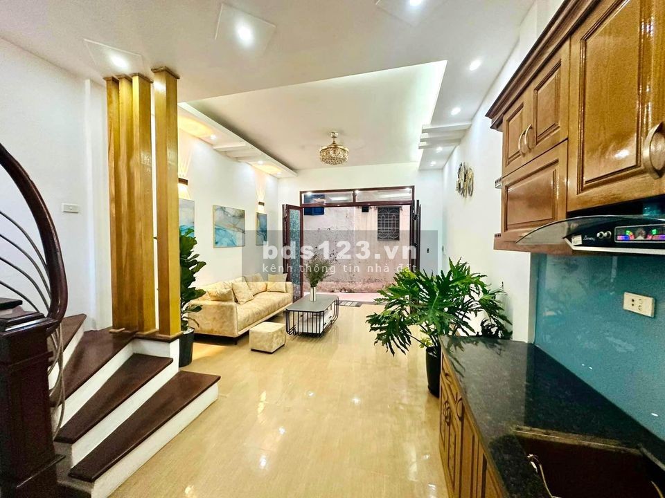 Chủ cần bán gấp Lạc Long Quân Tây Hồ 36m2 5.9 tỷ nhà mới xây full nội thất