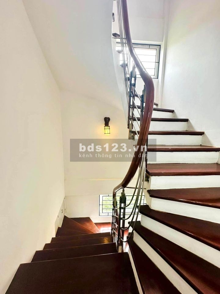 Chủ cần bán gấp Lạc Long Quân Tây Hồ 36m2 5.9 tỷ nhà mới xây full nội thất