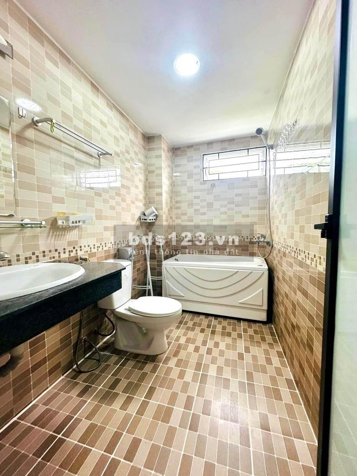 Chủ cần bán gấp Lạc Long Quân Tây Hồ 36m2 5.9 tỷ nhà mới xây full nội thất
