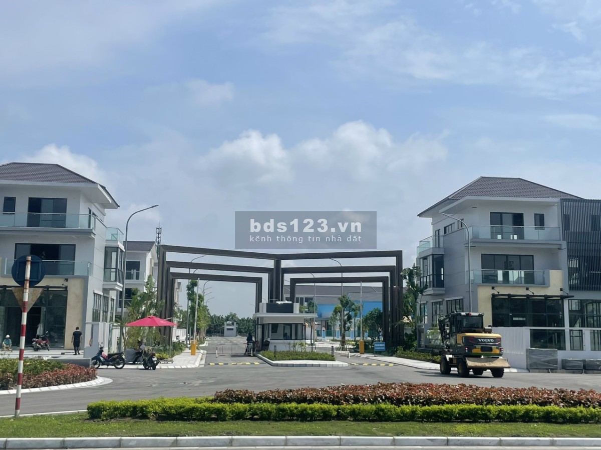 Bán liền kề 110m2 Sapphire Gem. Vị trí đắc địa nằm trên 3 giao lộ huyết mạch cách TTHC mới 1km