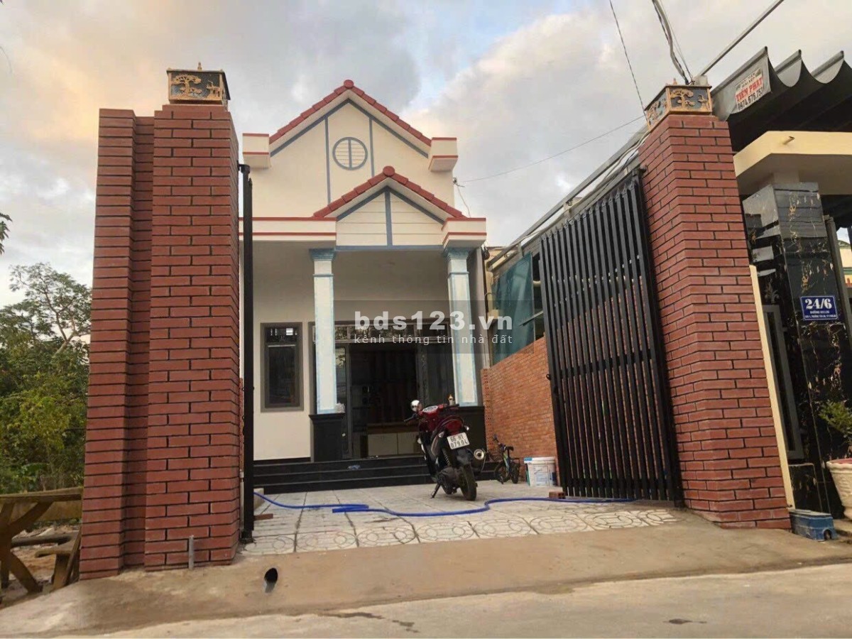 Cần bán nhà trệt lửng phường Tân An dt 119,6m2, thổ cư 60m2, giá 2.7 tỷ, lh 0384329615 Luyến
