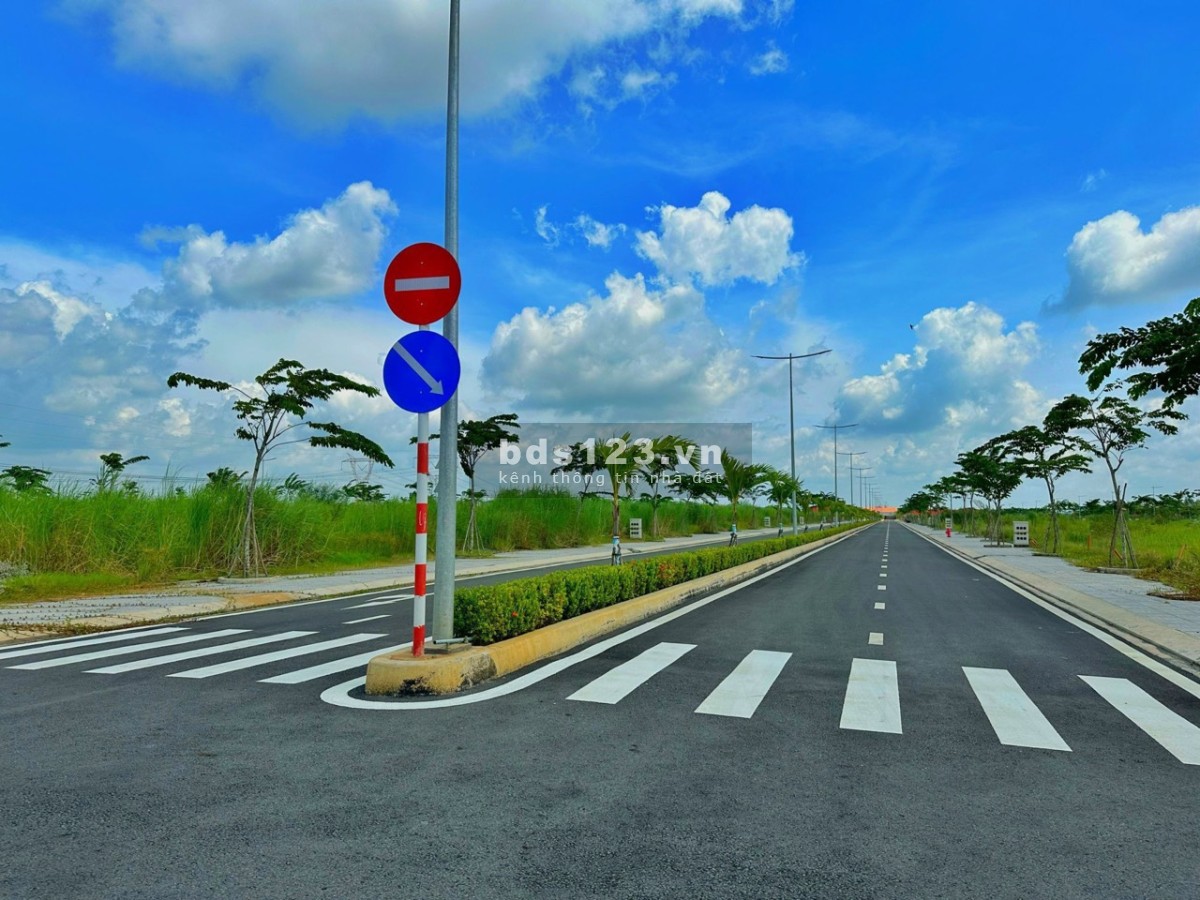 Đang kẹt tiền kinh doanh cần bán gấp lô đất ngay KDC Đức Hòa Đông, 90m2, SHR