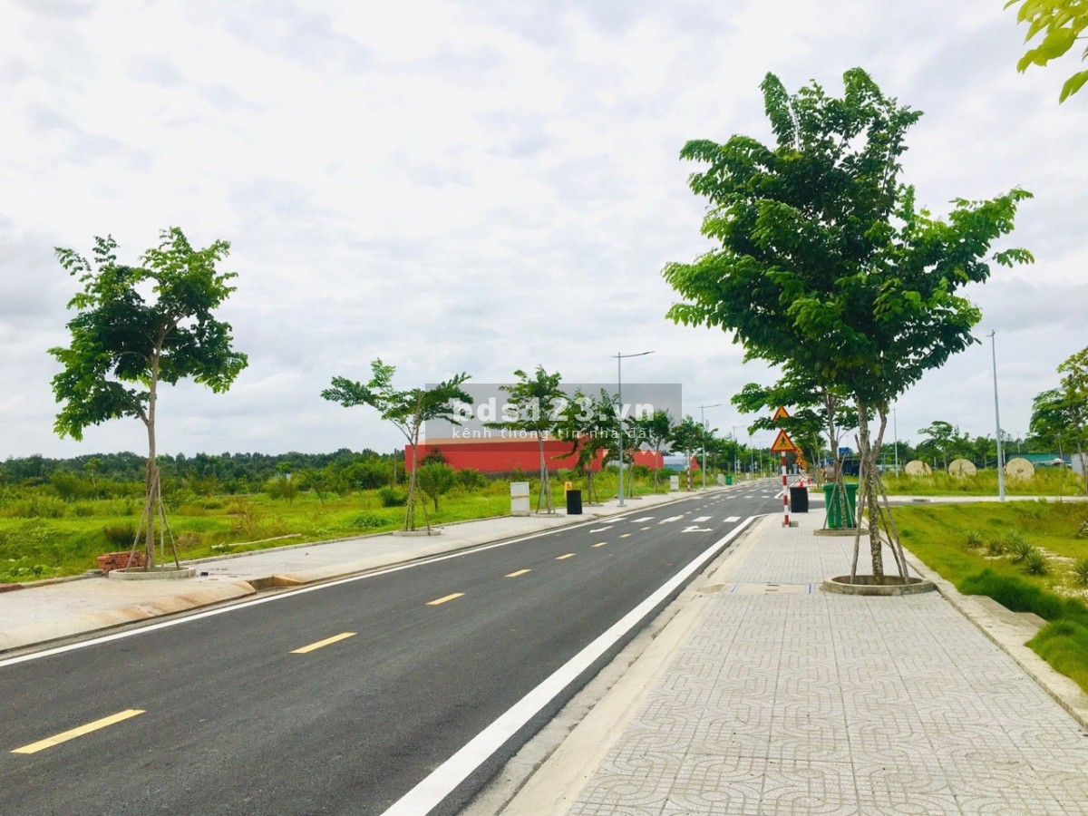 Đang kẹt tiền kinh doanh cần bán gấp lô đất ngay KDC Đức Hòa Đông, 90m2, SHR