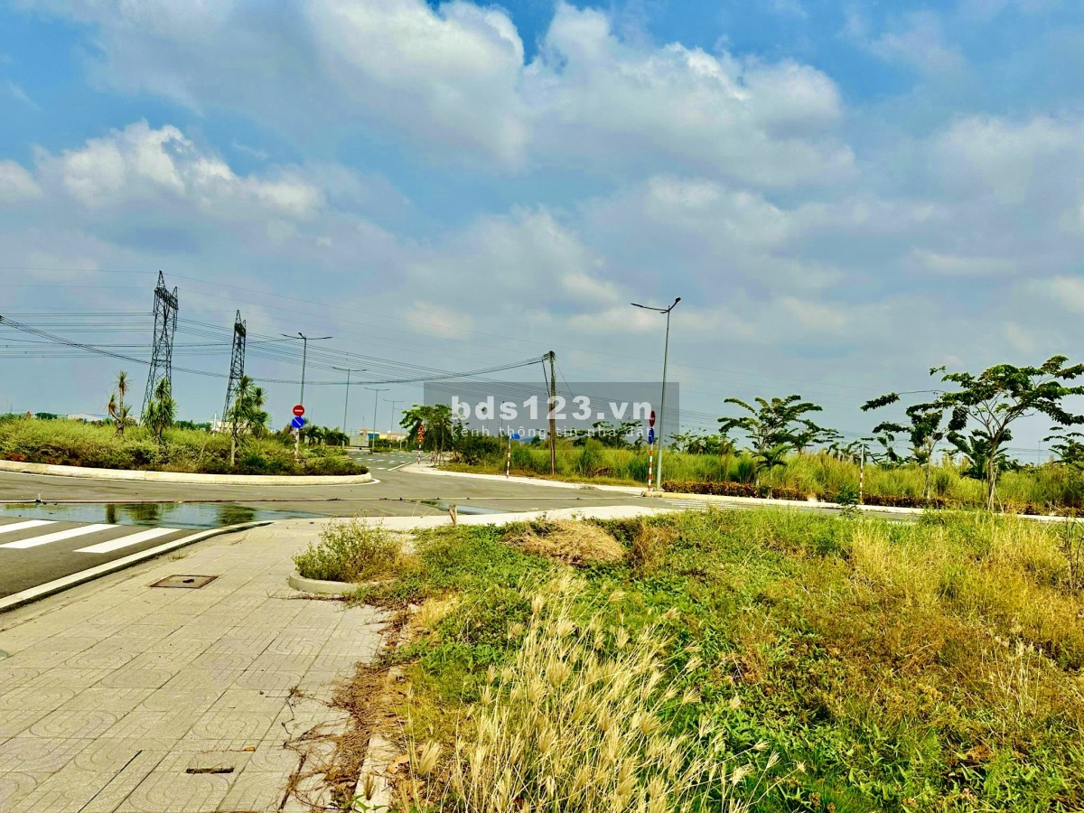 Đang kẹt tiền kinh doanh cần bán gấp lô đất ngay KDC Đức Hòa Đông, 90m2, SHR