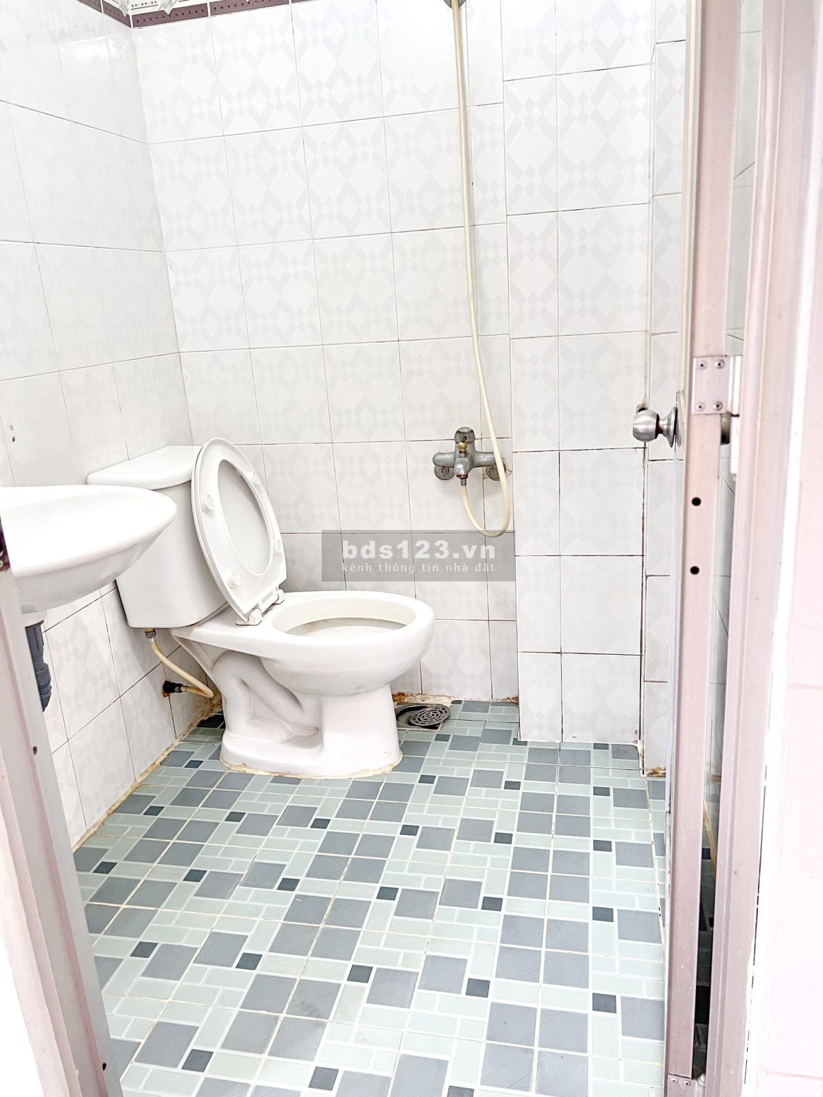 Còn trống 1 phòng 35m2 có bếp toilet, giờ giấc tự do, gần BX Quận 8 - LH: 0933862860 Sương