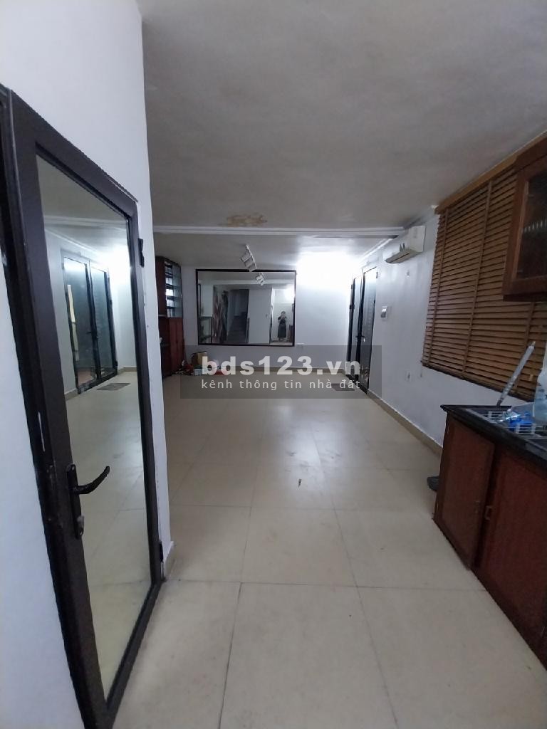 Bán nhà gần chợ Ngọc Thuỵ, Long Biên, cách oto 7m, nhà dân xây, 40m2, 3 tầng, giá: 4.3 tỷ
