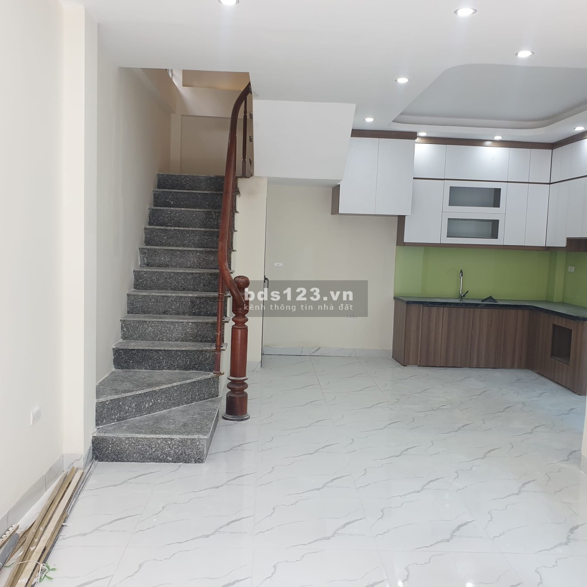 2 tỷ 700 morning vào tận gara. - Diện tích: 47 m2 - Mặt tiền: 3.9 m - Liên hệ: 0963-834-581
