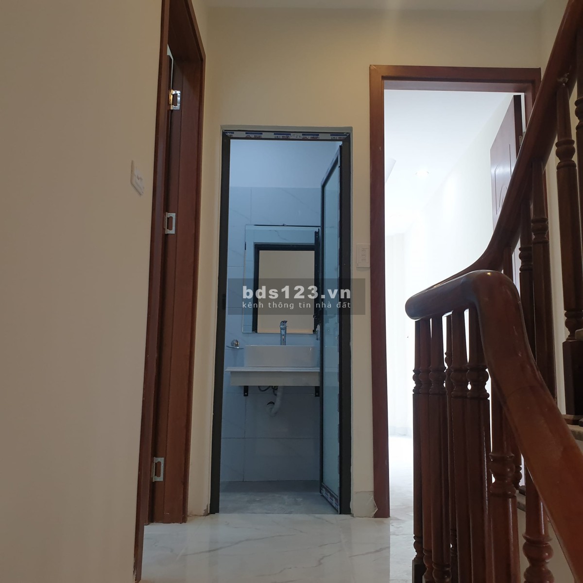 2 tỷ 700 morning vào tận gara. - Diện tích: 47 m2 - Mặt tiền: 3.9 m - Liên hệ: 0963-834-581