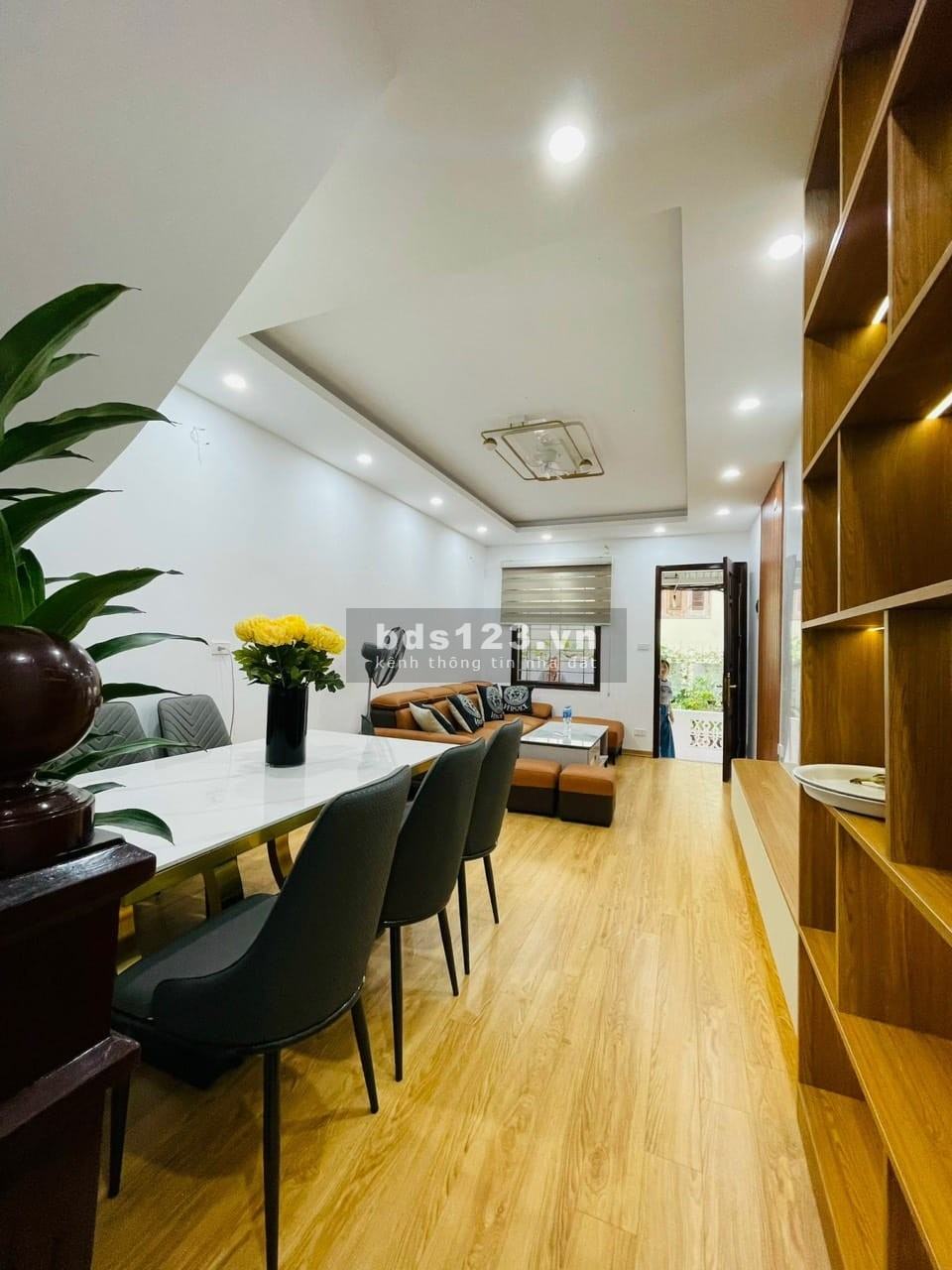 Bán Căn Hộ Phố Thanh Nhàn, Hai Bà Trưng 90m, 3 tầng, giá 3.45 tỷ.