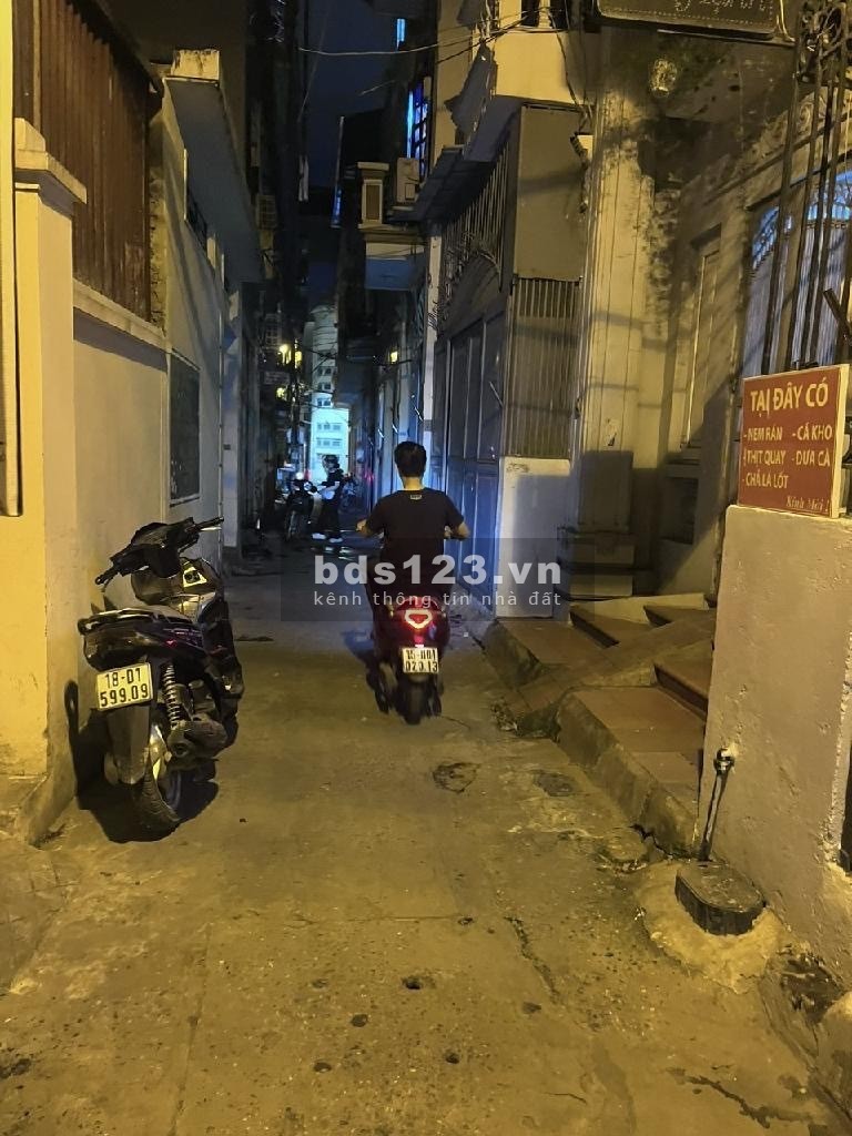 Bán Nhà Nguyễn Đình Hoàn, Cầu Giấy, Nhà đẹp, kiên cố, 41m2, 7,3 Tỷ.