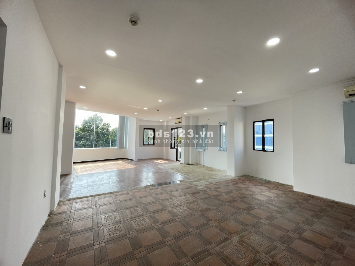 CỰC KÌ HIẾM! Sàn trống ngay đường vào sân bay TSN. Phù hợp cho các công ty XNK. 90m2. Chỉ 30tr/th