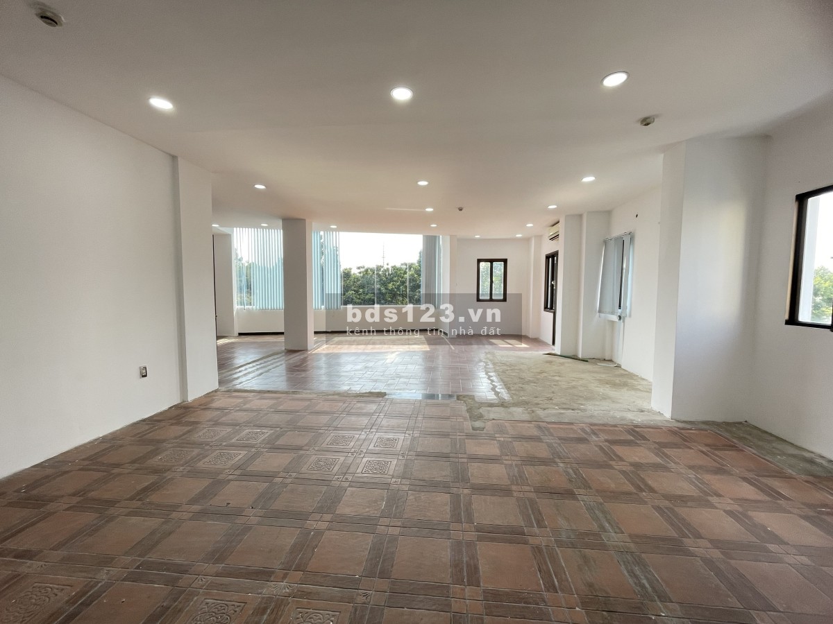 CỰC KÌ HIẾM! Sàn trống ngay đường vào sân bay TSN. Phù hợp cho các công ty XNK. 90m2. Chỉ 30tr/th