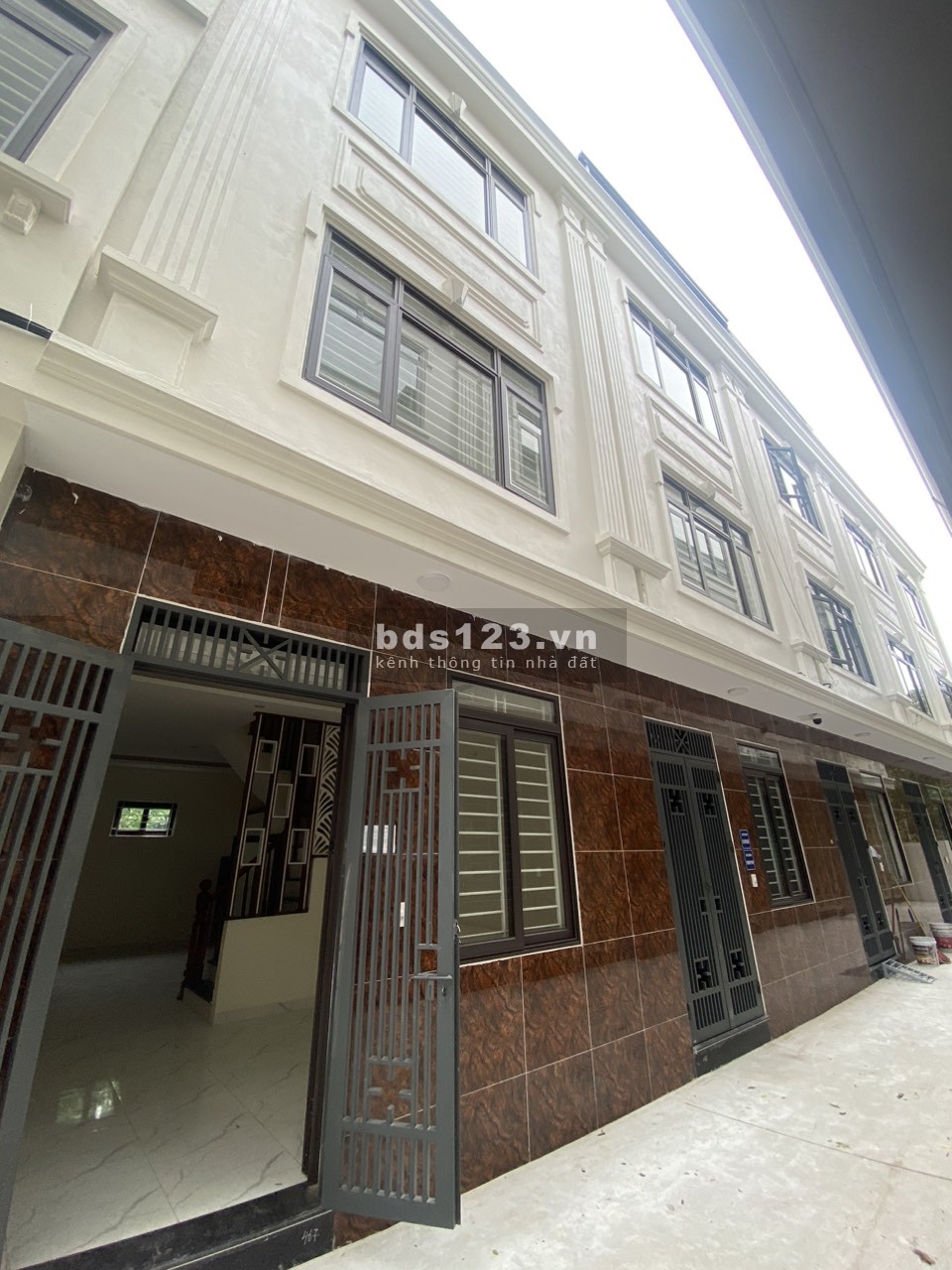 Rẻ số 1 Đại Thành. Nhà 40m (3 tầng*3Pn) Ô tô qua cổng giá chỉ 2.399 tỷ, về ở luôn.