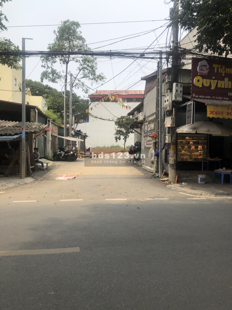 BÁN 88m Ở VỊ TRÍ TT CỦA THỊ TRẤN CHÚC SƠN - đường rộng 7m -Gần trường học, Bệnh viện, UBND - Nở hậu