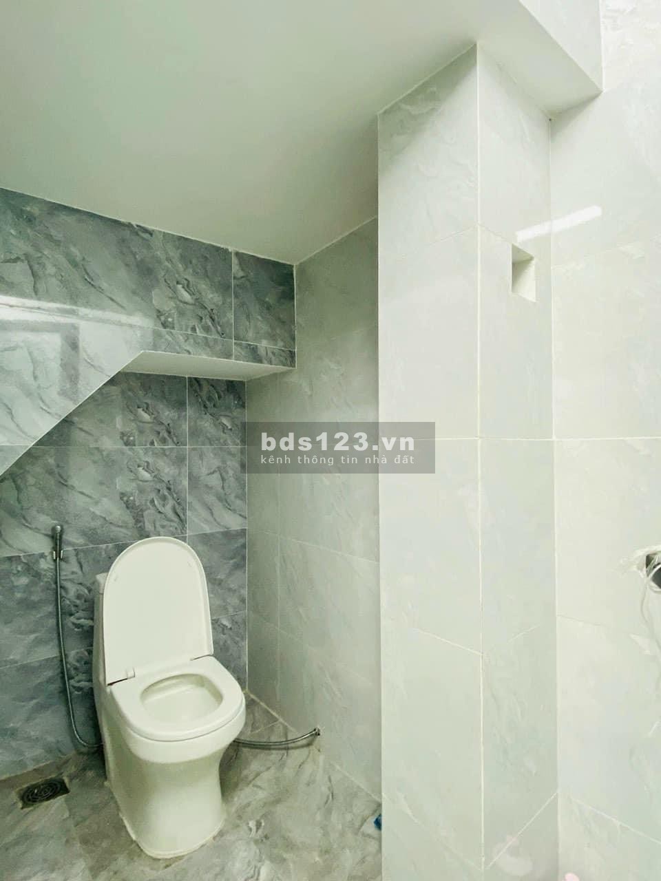 Bán gấp nhà nguyễn kiệm p4 phú nhuận giá 3ty650 còn TL 1trệt2lầu sân thượng DT 60m 4 phòng ngủ 4 wc