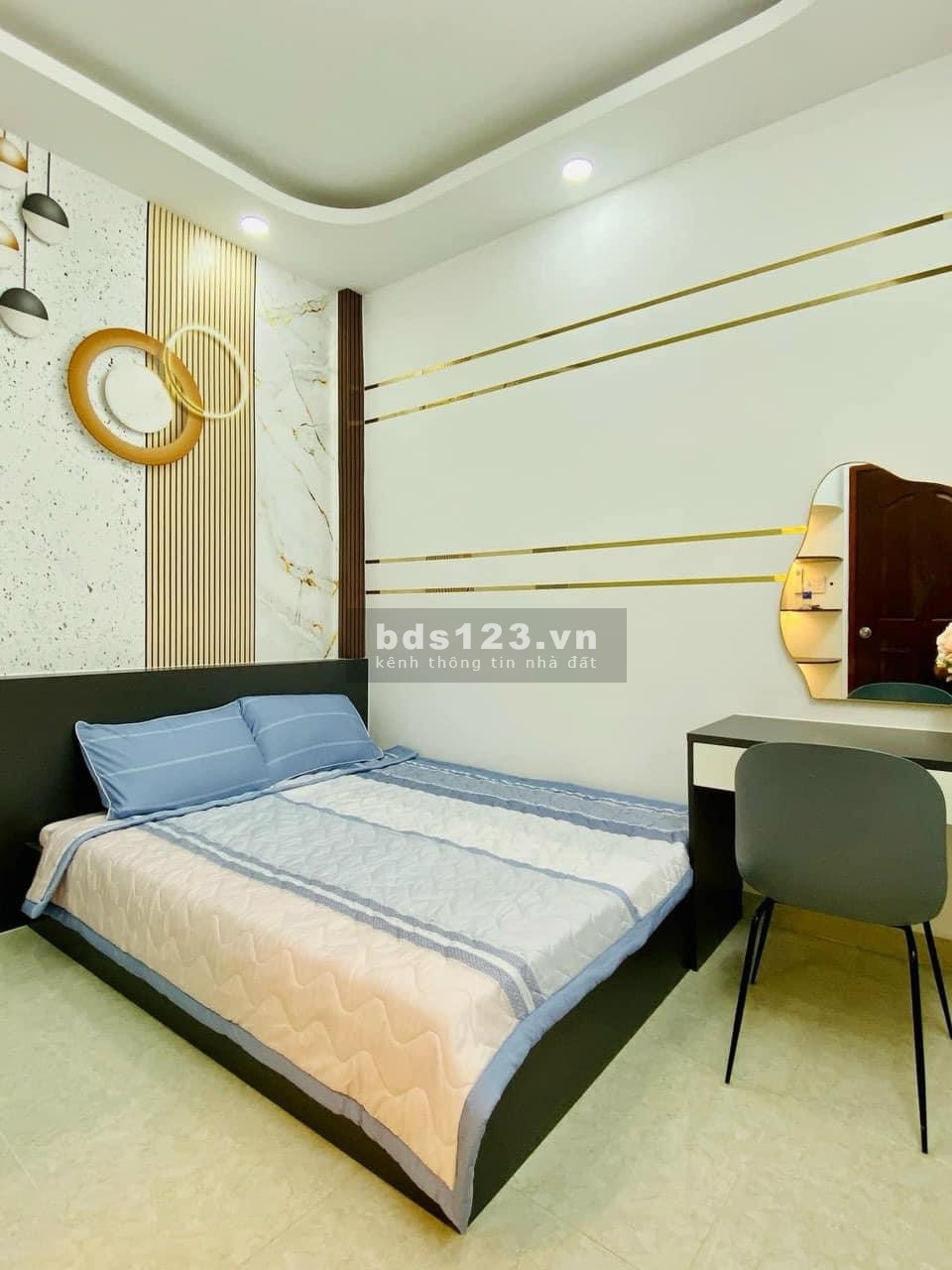 Bán gấp nhà nguyễn kiệm p4 phú nhuận giá 3ty650 còn TL 1trệt2lầu sân thượng DT 60m 4 phòng ngủ 4 wc