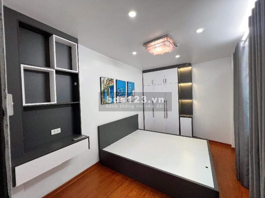 Chính chủ cần bán gấp nhà 37m2 tại ngõ 245 Định Công giá 4 tỷ