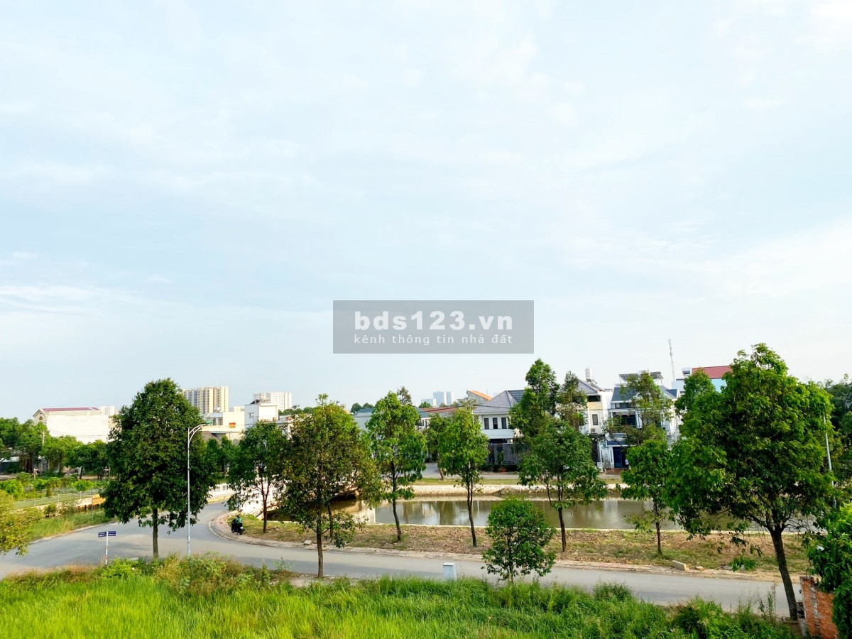 VỢ CHỒNG TÔI CẦN SANG GẤP 678M2 ĐƯỜNG NHỰA - ĐỐI DIỆN BV HẠNH PHÚC. GIÁ 2TY650.