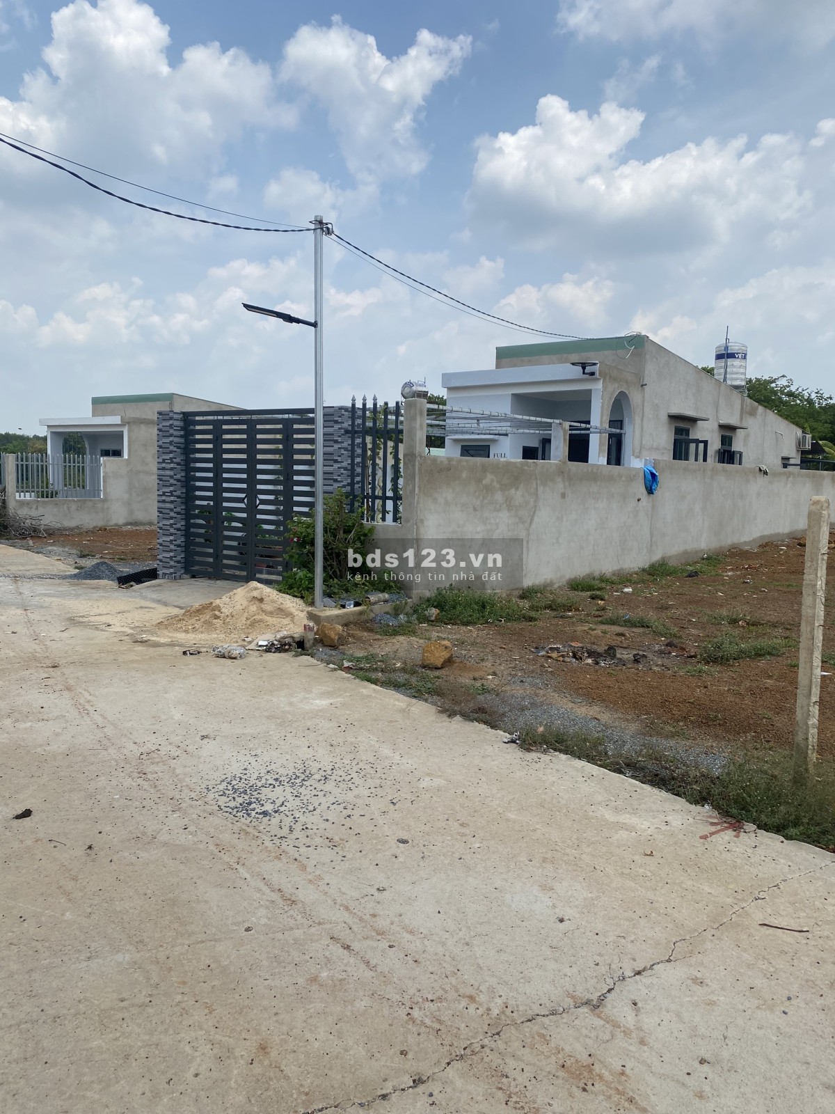 Bán lỗ đúng 195 triệu SHR thổ cư(5x40=200m2) sát nhà đang xây, TRUNG TÂM THỊ XÃ SẦM UẤT