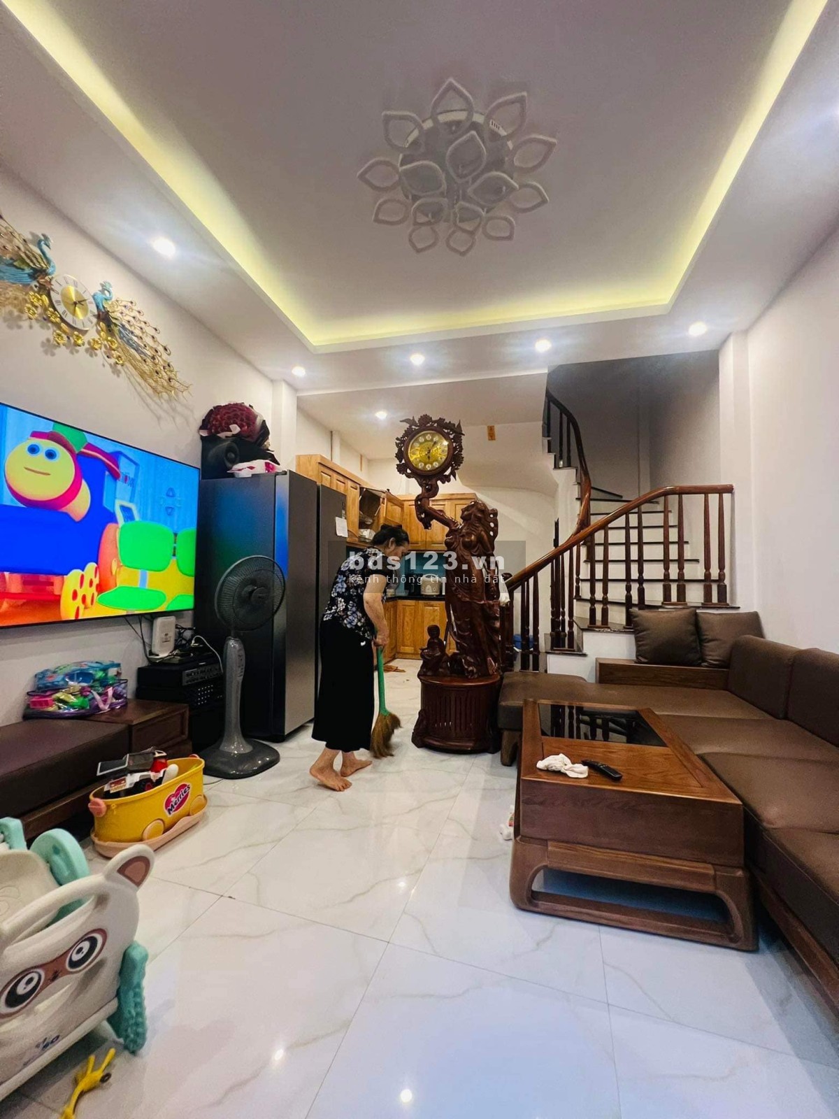 Bán Nhà Tu Hoàng 35m2 5 Tầng MT 4m 2,8 tỷNhà nằm vị trí trên phố Tu Hoàng, cách ga Nhổn, QL 32,