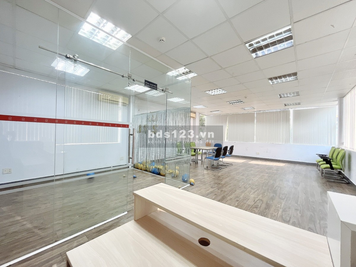 Cho thuê văn phòng tại Trần Quang Khải, Quận 1, DT 95m² view kính sáng đẹp