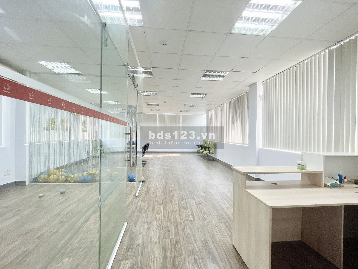 Cho thuê văn phòng tại Trần Quang Khải, Quận 1, DT 95m² view kính sáng đẹp