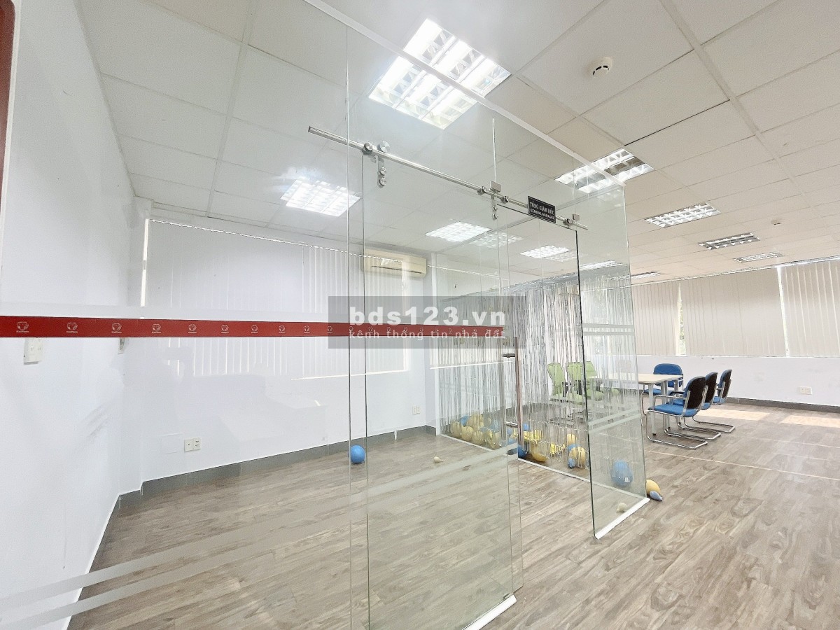 Cho thuê văn phòng tại Trần Quang Khải, Quận 1, DT 95m² view kính sáng đẹp