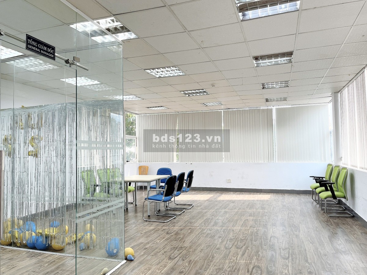 Cho thuê văn phòng tại Trần Quang Khải, Quận 1, DT 95m² view kính sáng đẹp