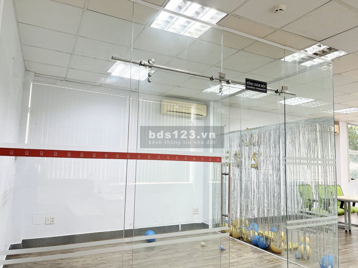 Cho thuê văn phòng tại Trần Quang Khải, Quận 1, DT 95m² view kính sáng đẹp